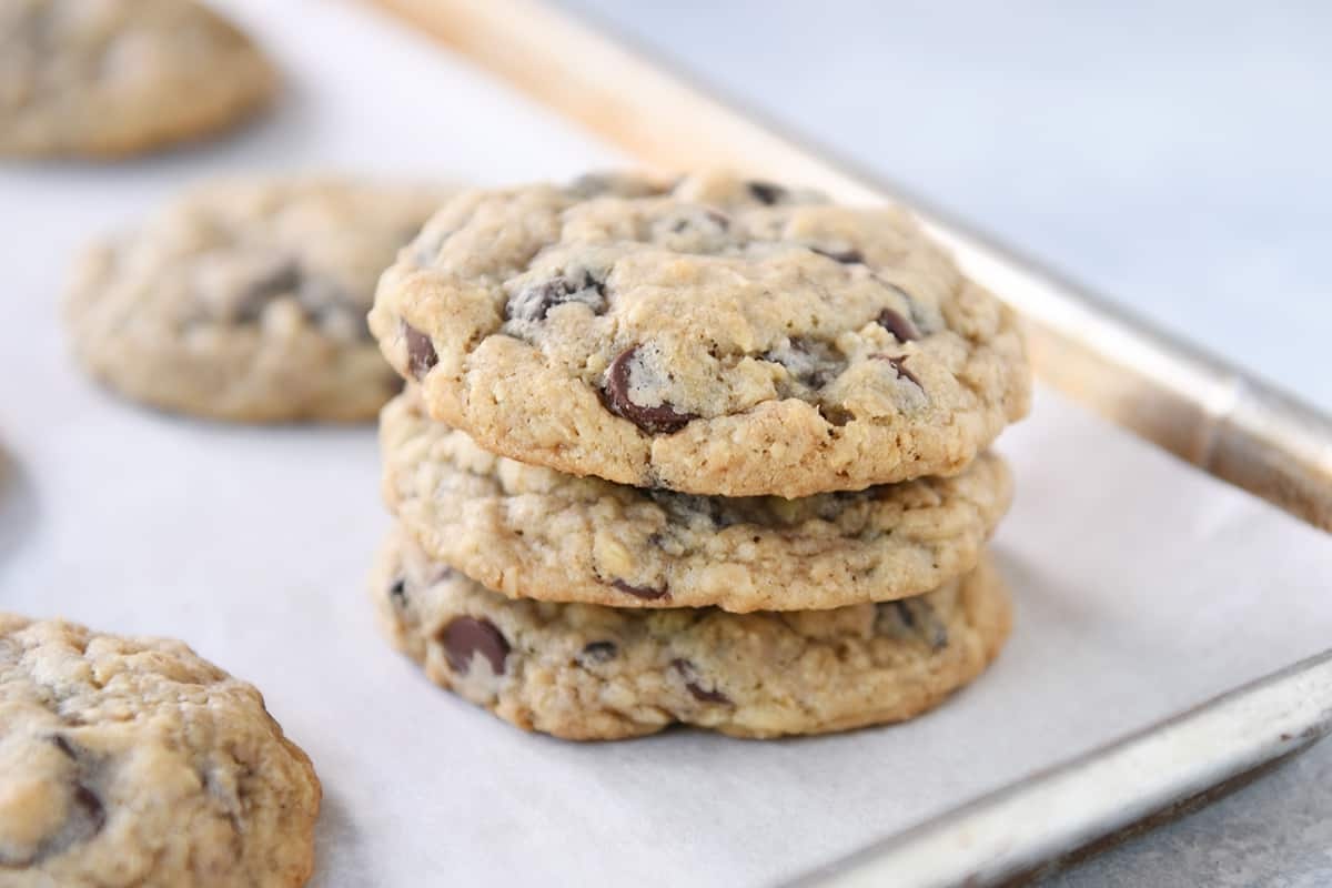 chewy-chocolate-chip-oatmeal-cookies-recipe